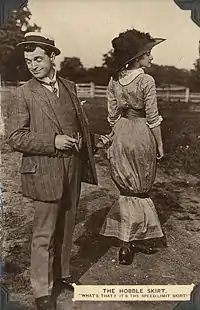 1911年頃、女性はホッブル・スカートを着用