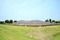 保渡田八幡塚古墳に立ち並ぶ円筒埴輪と朝顔形円筒埴輪(群馬県高崎市)