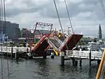 開閉中のHörn Bridge（→架けられた状態）