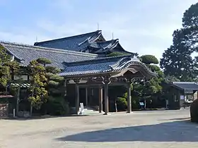 毛利公爵家の本邸だった和館。大正5年竣工。現在は毛利博物館(山口県防府市)。邸内には神代杉や神代欅といった伝統的良材だけでなく、鉄筋コンクリートやトタンなど当時の最先端建材が大量に用いられ、邸内の電力はすべて自家発電、湯殿には給湯施設、各部屋はインターホンで結ばれるなど、和風建築と最新技術が融合した建築物。重要文化財。