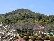 防府天満宮境内から見た天神山