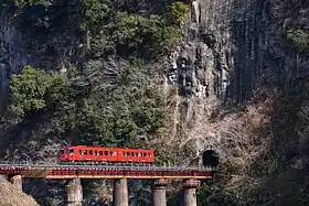 三重町 - 豊後清川間では岩戸の景観を百枝トンネルで貫く
