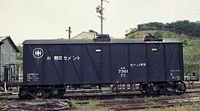 ホキ7300形、ホキ7301(廃車後)1987年5月5日、昼飯駅撮影時点ではすでに清水工業所有車であるが、銘板は小野田セメントのままである