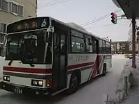 路線バス扱いで運行する例(北海道中央バス、北海道教育大学岩見沢校、学生や教員以外には時刻を非公表にしている)