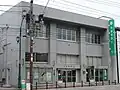 十字街支店：208（函館市、標準看板とは異なるデザインの店舗例。但し、2013年11月店舗建替えにより現在は標準看板）