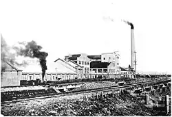 1924年（大正13年）頃。 北海道製糖帯広工場と甜菜荷降し中の十勝鉄道。