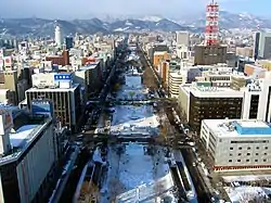 緯度が同じ日本の札幌とフランスのマルセイユの2月の風景。積雪の有無、樹木の葉の有無などから気温の違いが分かる。