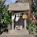 注連縄が巻かれた石造の祠