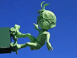 沿線のコナン大橋には青山作品のオブジェが随所に設置されている。