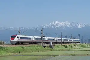 681系で運転の「はくたか」（手前6両は北越急行所属、後3両はJR西日本所属）
