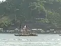宇和島入港、宇和島湾をカマ・ヘレに曳航され入港するホクレア。船長はナイノア・トンプソン。（2007年）
