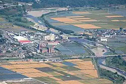 藤原岳から望む員弁川に架かる北勢大橋(国道306号)と員弁川橋(三重県いなべ市、2013年5月24日。)。