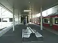 駅ホーム 右側に直通先の京浜急行電鉄新1000形が停車中(2007年5月5日)