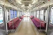 広幅の8900番台の車内（モハ8912）