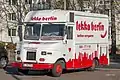 ベルリンに停車するソーセージキッチントラック