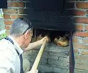 ポーランドの農業博物館での伝統的なパン焼きの実演