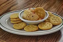 手製のピメントチーズとクラッカー。
