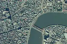 1984年の本奥戸橋(旧橋)。上流には架替工事用の仮設橋がある。