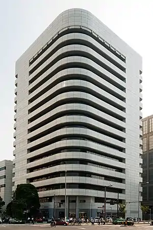 Honda青山ビル(本社)本田文庫『生活創造株式会社として』によると、当ビルの設計に際しては、地震の際「人様の命を預かる製品を作っている企業が、ガラスの破片で下を歩く人に怪我をさせてどうする」と、窓が割れて下の通行人に危険が及ばないようにとの本田宗一郎の指示により、幅1.5mのバルコニーに囲まれたデザインとなった。なお、当ビルは青山一丁目交差点側のビルの角を丸くし交差点の見通しを良くする配慮がなされている。また、ビルの三隅には避難経路として非常階段が設けられ、ビルの地下には緊急災害用として約1万人分の食料と水の蓄えと、防災用品が備えられている。