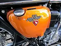 右サイドカバー(オイルタンク)1969年モデル(左)1971年モデル(右)