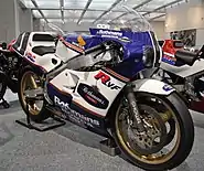 RVF7501985年モデル(左)1991年モデル(右)フロントフォーク(正立・倒立)リヤサスペンション(プロリンク・プロアーム)ボディカウル・タンク形状の差異に注意ホンダコレクションホール所蔵車両