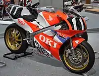 RVF7501985年モデル(左)1991年モデル(右)フロントフォーク(正立・倒立)リヤサスペンション(プロリンク・プロアーム)ボディカウル・タンク形状の差異に注意ホンダコレクションホール所蔵車両