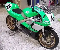 RVF/RC45 公道走行可能車(上)レース仕様車(下)