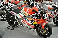 鈴鹿8時間耐久ロードレース優勝マシン1997年モデルのNWAG(左)1998年モデルのNWAH(右)ホンダコレクションホール所蔵車両