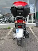 Honda SH300iにとりつけたトップボックスの後方からの写真。これはHondaの純正品。