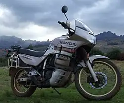 XL600V TRANSALP（後輪上部、マフラーあたりの金具は、サイドケースを増設するための、後付の金具）