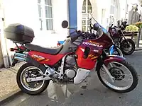 ホンダ・トランザルプにつけたトップケース（フランスにて）。ヘルメットが2個入るくらいのサイズの例。
