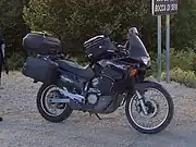 大陸横断、縦断などの、長距離のアドベンチャーツーリングに出かけるライダーたちは、大型のサイドケース、リアケース、タンクバッグなどを増設し、テントなどのキャンプ道具も積みこみ、宿の無い地域や荒野でも自由に移動してゆく、ということが一般的。