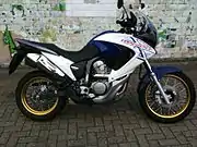 XL700V TRANSALP2008年モデルRD15型（左）2012年モデルRD15型（右）