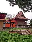 震災後の鹿島御児神社旧本殿土台や瑞垣が地震の被害を受けている