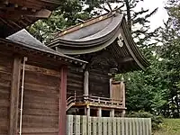 本殿流造。伊達家の家紋の竪三つ引両紋と九曜紋が見える