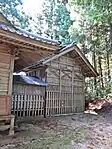 高座神社本殿覆屋の中には木羽葺流造の本殿が鎮座している