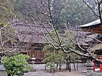左右宮廻廊と右宮本殿（屋根のみ見える）