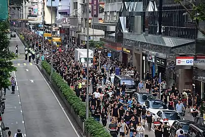 参加者数が多すぎたため、軒尼詩道ではなく駱克道（中国語版）を行進する市民の様子（16時）