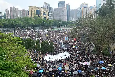 14時43分、ヴィクトリアパークからデモ行進をはじめる市民