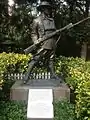 余東旋の彫像コレクションから無名の第一次世界大戦兵士の像。また、1941年12月にジョン・ロバート・オズボーン(英語版)を通じて香港のすべての防衛者に捧げられた香港の戦いの記念碑も見える。