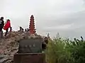 公園の鎮龍宝塔に近づく