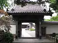 本覚寺の山門日本初のペンキ塗装。