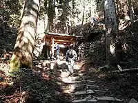 登山道途中の清水舎