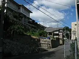 本作の舞台とされる下関市本町の山口合同ガス近くの崖下