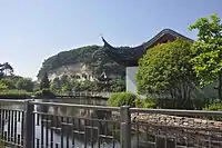 本牧市民公園の日中友好園(正面が九曲橋と湖心亭、右は玉蘭庁)