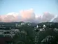 ハワイ別院（中央右）がたたずむオアフ島の風景