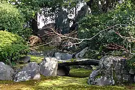 石橋とその奥の枯滝石組（本法寺）