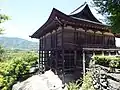 岩盤の上に立つ本堂