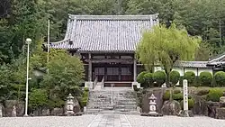 城跡に建つ本泉寺。