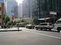 1.右折のために交差する道路の信号機が変わるまで交差点の左端に待機する車列
